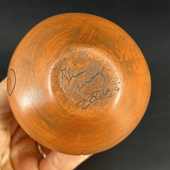 Vintage Southwestern Stoneware Pottery Mini Pot Vase Carved Design Signed 2006 - Picture 6 of 11